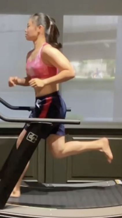 羽球國手李佳馨，跑步動作的變化 訓練前體態