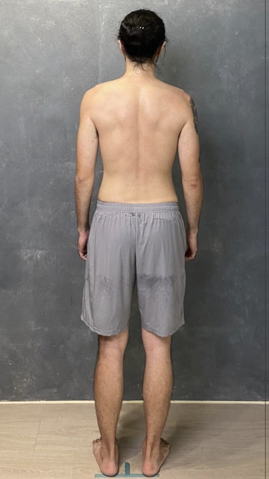 長時間固定姿勢工作的攝影師，站姿背面排列的變化 訓練後體態