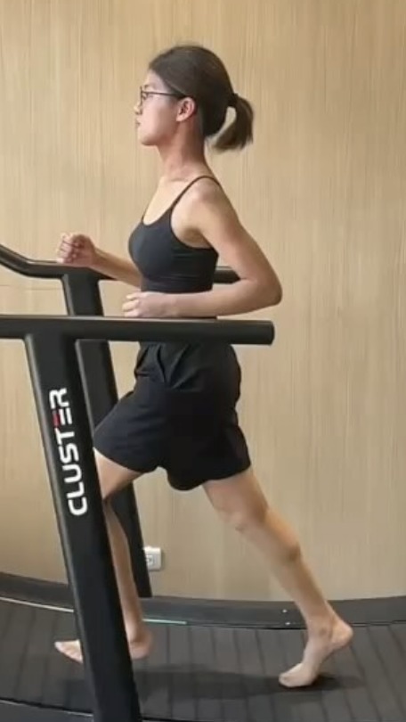 音樂老師靖筑，跑步動作的變化 訓練前體態