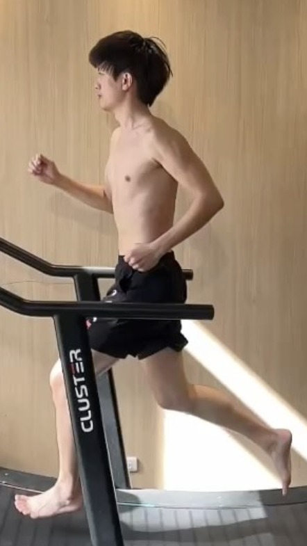 長時間久坐的建築師，跑步動作的變化 訓練後體態